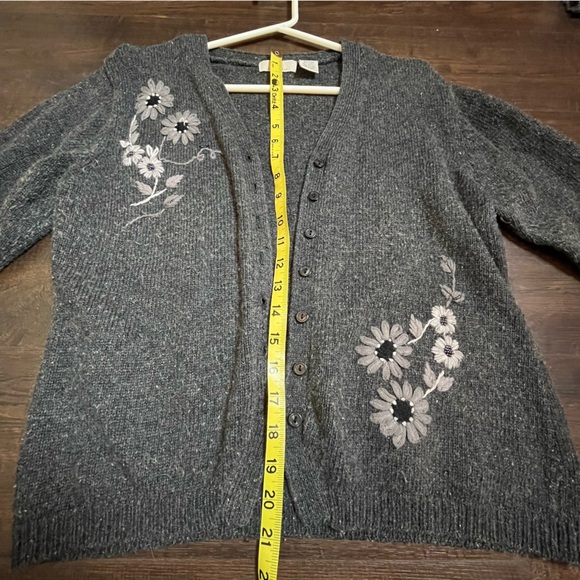 Vintage knit grey sweater with flower embroidery button up v neck small medium - Picture 3 of 5